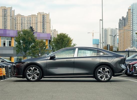 Véhicule électrique spacieux à 5 places avec une autonomie de 1200 km et une puissance de 160 kW