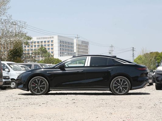 Modèle de véhicule 601km Autonomie de 83,2 kWh Capacité de la batterie AWD Chargement rapide Toit solaire Structure haute tension Confortable pour la famille