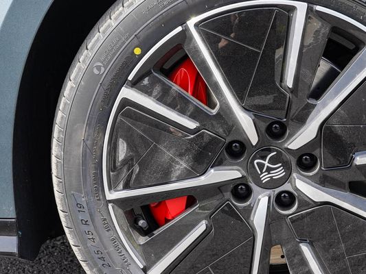 Modèle de véhicule 601km Autonomie de 83,2 kWh Capacité de la batterie AWD Chargement rapide Toit solaire Structure haute tension Confortable pour la famille