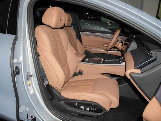 Modèle de véhicule 601km Autonomie de 83,2 kWh Capacité de la batterie AWD Chargement rapide Toit solaire Structure haute tension Confortable pour la famille