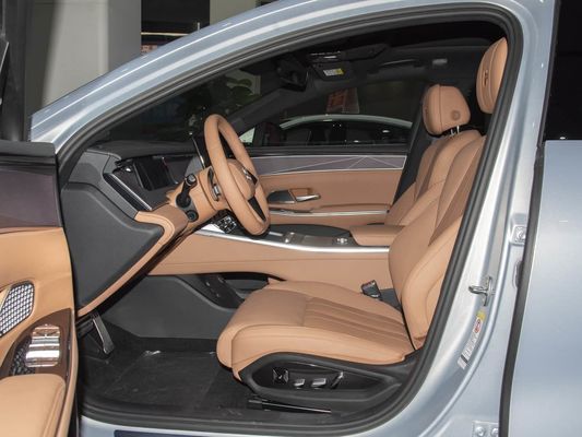 Modèle de véhicule 601km Autonomie de 83,2 kWh Capacité de la batterie AWD Chargement rapide Toit solaire Structure haute tension Confortable pour la famille