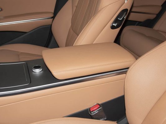 Modèle de véhicule 601km Autonomie de 83,2 kWh Capacité de la batterie AWD Chargement rapide Toit solaire Structure haute tension Confortable pour la famille