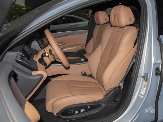 Modèle de véhicule 601km Autonomie de 83,2 kWh Capacité de la batterie AWD Chargement rapide Toit solaire Structure haute tension Confortable pour la famille