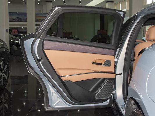 Modèle de véhicule 601km Autonomie de 83,2 kWh Capacité de la batterie AWD Chargement rapide Toit solaire Structure haute tension Confortable pour la famille