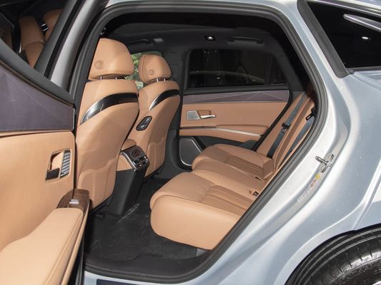 Modèle de véhicule 601km Autonomie de 83,2 kWh Capacité de la batterie AWD Chargement rapide Toit solaire Structure haute tension Confortable pour la famille