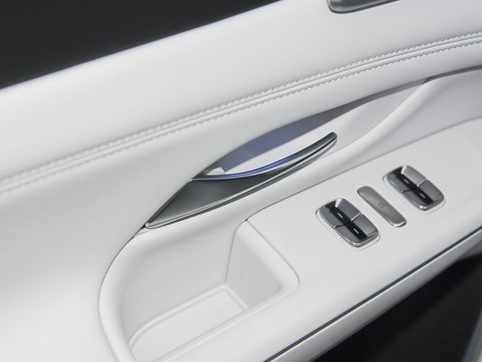 2025 Xpeng G9 SUV entièrement électrique 93,1 kWh Capacité de la batterie 423 kW Puissance maximale du moteur 680 km Autonomie longue et recharge rapide avec toit solaire
