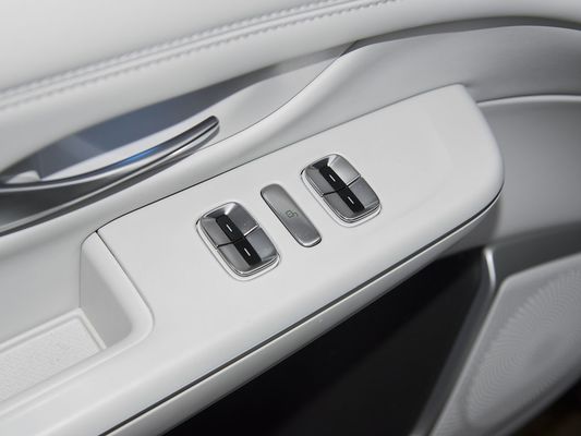 2025 Xpeng G9 SUV entièrement électrique 93,1 kWh Capacité de la batterie 423 kW Puissance maximale du moteur 680 km Autonomie longue et recharge rapide avec toit solaire